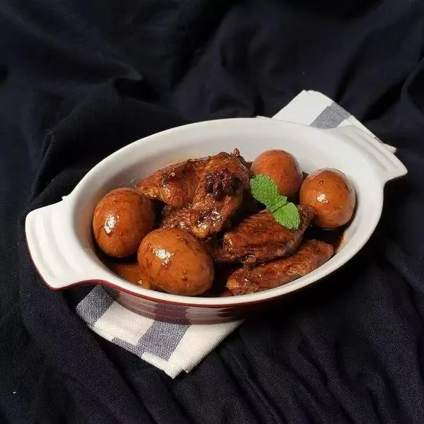 卤三鸡（鸡腿/鸡翅/鸡蛋） 三鸡其实是鸡腿、鸡翅和鸡蛋的统称！有那么一段时间，特别馋各种三鸡的吃法，从卤、烤、蒸、炸、煎……等等，在三鸡的路上，我也算是资深吃客